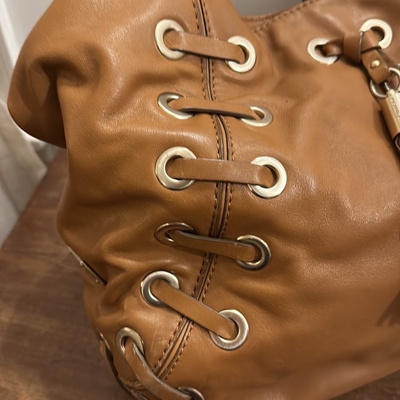 Michael Kors ⚜️ Camel Cored Hobo Bag with tassels and gold accents!! - Picture 4 of 16